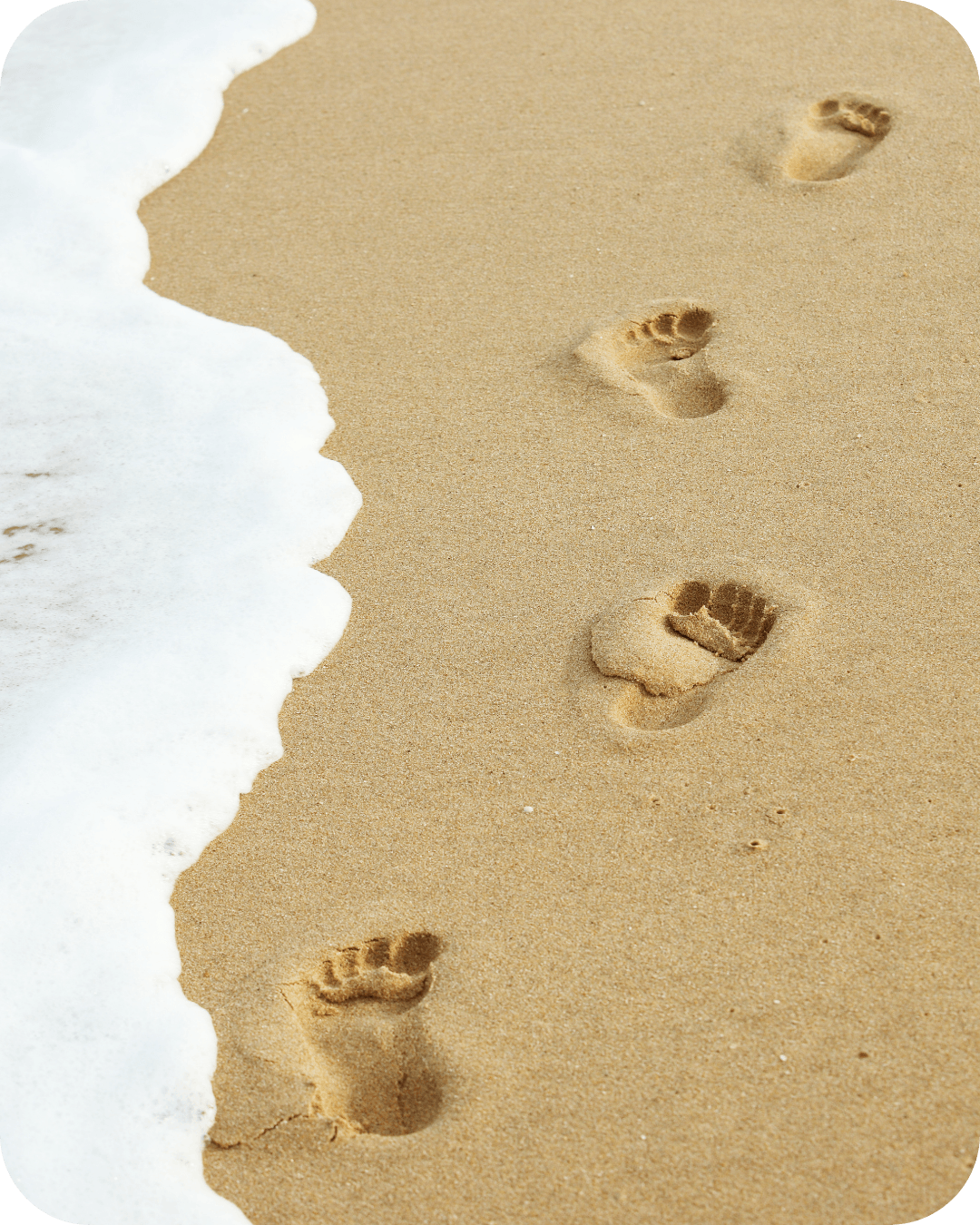 Fußspuren am Meer als Symbol für den persönlichen Weg